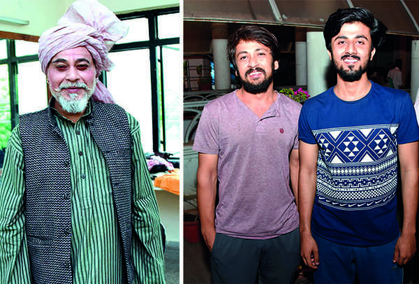 (L) Prof Suresh Sharma (R) Vinay and Amit (BCCL/ Farhan Ahmad Siddiqui)