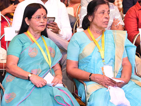 Savithri Sreedharan,Sarasa Balussery (1)