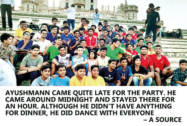 Hostelites at the college posing with Ayushmann on the last day of the school (BCCL/ Aditya Yadav)