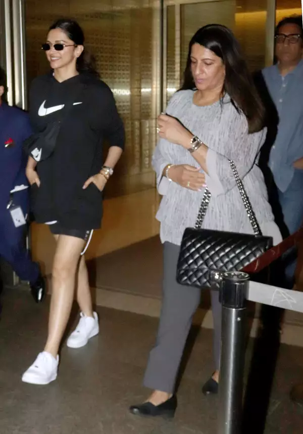 Deepika Padukone Indian FC on X: #DeepikaPadukone snapped at Mumbai Airport  carrying Saint Laurent Sac de Jour Carry All Tote, which is cost around ₹  2,24,558  / X