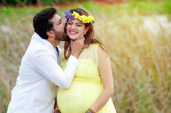 Cute pictures Geetha Madhuri and Nandu embrace the formers pregnancy in style Telugu Movie News