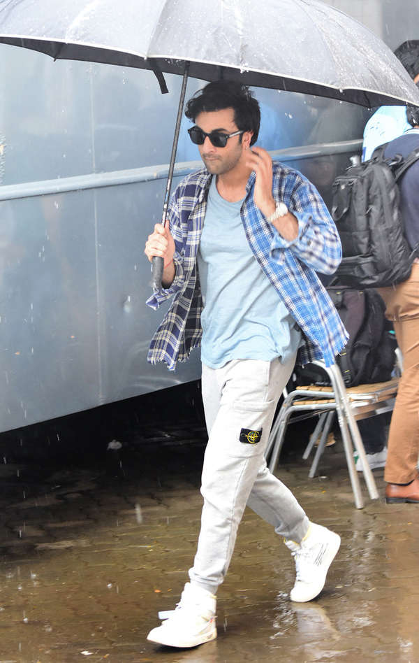 Photos: Ranbir Kapoor looks cool in casual as he gets snapped in