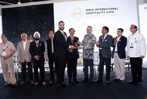 Jian-Laam,-Taj-Lands-end,-Mumbai-recives-bar-manager-award-(West-Zone)
