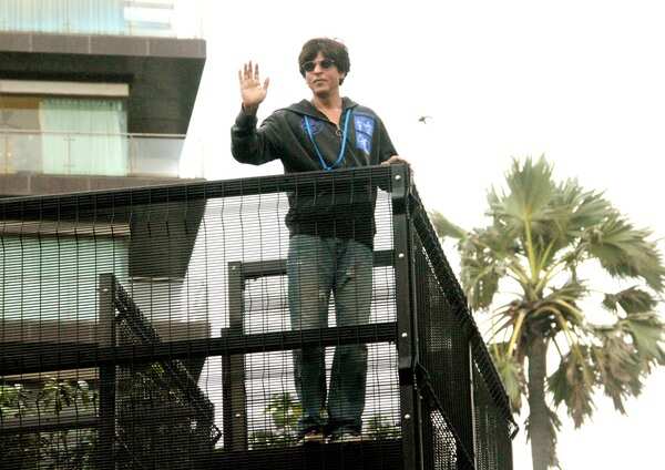 Photos: Shah Rukh Khan greets his fans outside Mannat on Eid! | Hindi ...