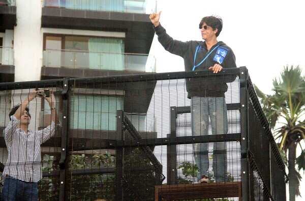 Photos: Shah Rukh Khan greets his fans outside Mannat on Eid! | Hindi ...