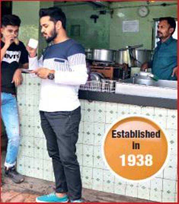 THE CHAI SHOP THAT WAS FREQUENTED BY NAWAB’S GUESTS AND SPIES IN SHAHJAHANABAD