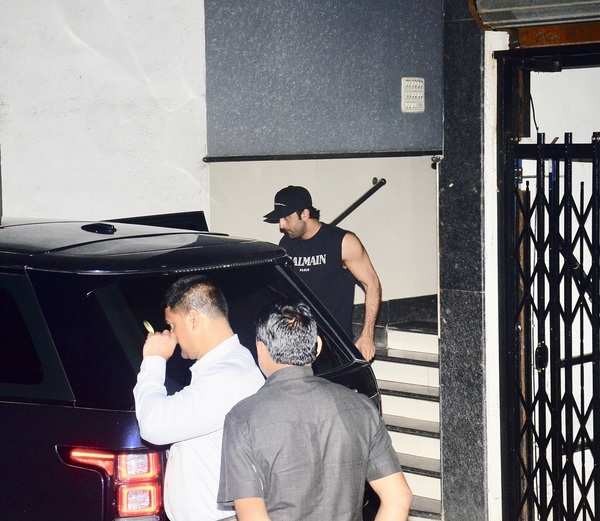 Ranbir Kapoor looks cool as he stepped out in the city in a casual outfit # ranbirkapoor #ranbir #ranbirkapoorfans #rk #bollywood #etimes