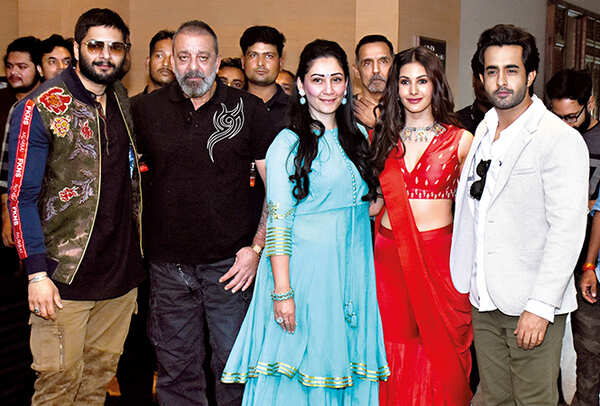 (L-R) Ali Fazal, Sanjay Dutt, Maanayata Dutt, Amyra Dastur and Satyajeet Dubey in Lucknow (BCCL/ Vishnu Jaiswal)