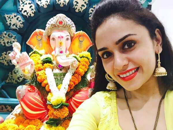 Amruta Khanvilkar (2)