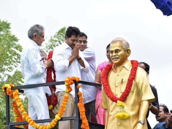 YSR death anniversary: Jaganmohan pays tributes to father at Kadapa ...