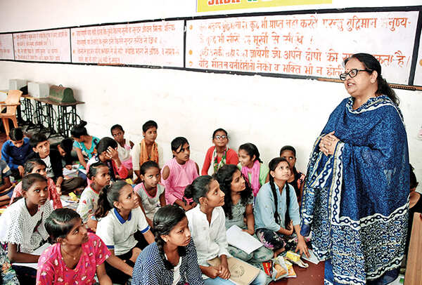 Bharti Agarwal, a homemaker is another one who devotes several hours each day to teach children (BCCL/ Farhan Ahmad Siddiqui)