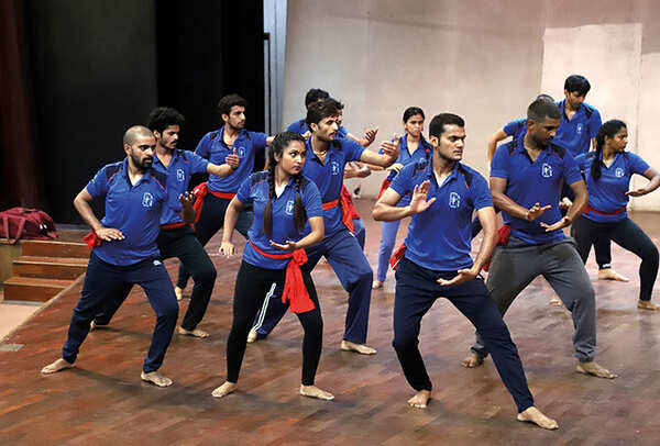 Students of Bhartendu Natya Akademi undergoing martial arts training workshop (BCCL/ Aditya Yadav)