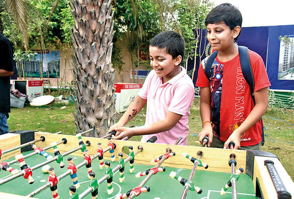 Aarvi Rajvardhan Singh (L) and Kavya Yadav playing foosball (BCCL/ Vishnu Jaiswal)