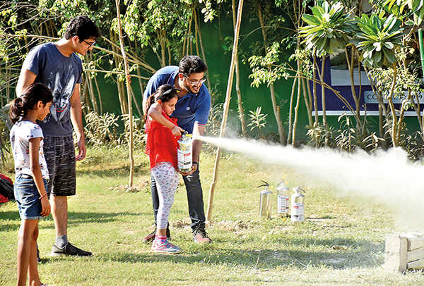 Participants getting fire safety lessons during mock drill session (BCCL/ Vishnu Jaiswal)