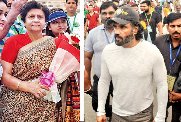 Sanyukta Bhatia, Mayo,r Lucknow, and Suniel Shetty at the marathon (BCCL/ Farhan Ahmad Siddiqui)