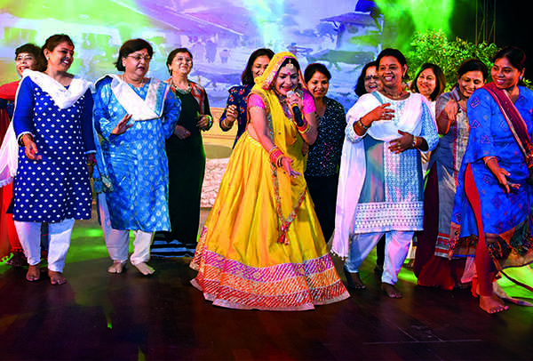 Malini dancing with the audience, who joined her on stage (BCCL/ Farhan Ahmad Siddiqui)
