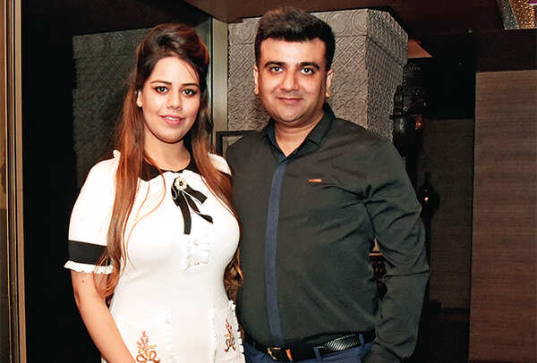 parul-sahni-and-sumit-sahni-(2)-mandate