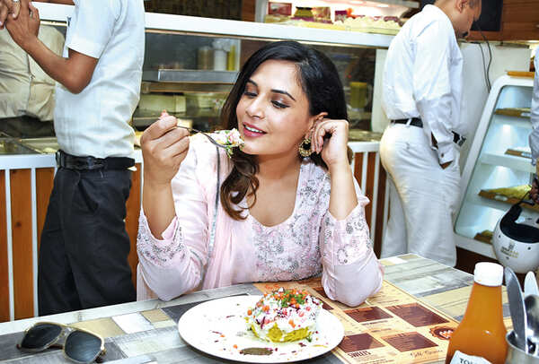 Chatori chaat for these chhoris: For actresses Richa Chadha and Swara Bhaskar no visit to the city is complete without feasting on the famous Lakhnawi chaat. “Lucknow ki chaat is much better than that of Delhi,” say both the leading ladies (BCCL)