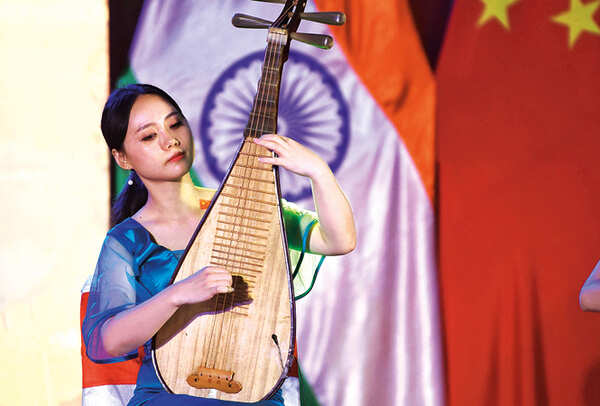 Performers played traditional Chinese musical instruments