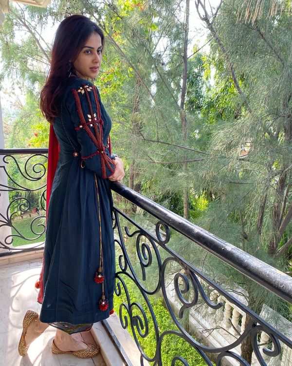 Genelia D'Souza is beaming with happiness as she poses in THIS ethnic ...