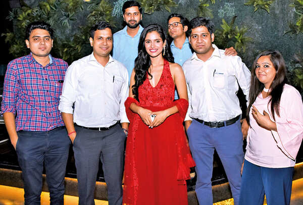 Vartika getting clicked with her fans whom she met at the party (BCCL/ Aditya Yadav and Farhan Ahmad Siddiqui)