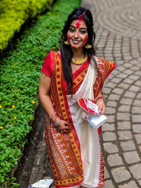 Durga Puja 2020: Traditional White And Red Sarees To Wear For The Festival