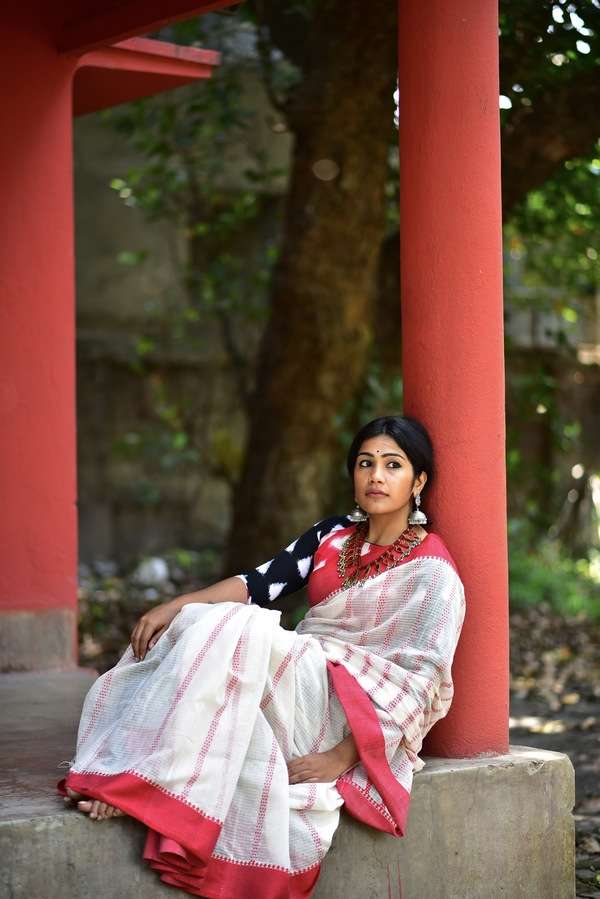 Weaves of India 8 - Styling a Bengali Laal Paar Sada Saree :  r/BollywoodFashion