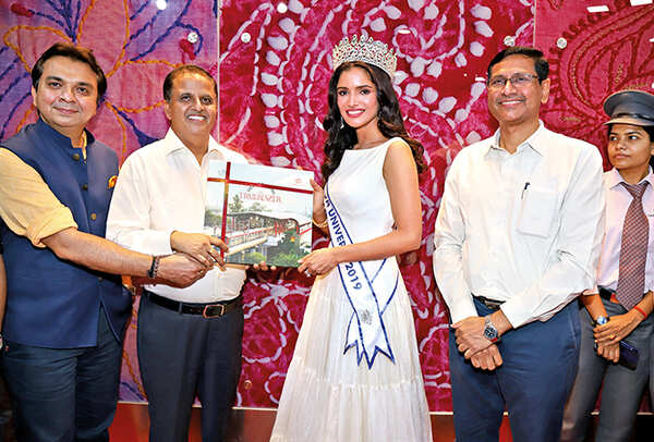 (L-R) Gaurav Prakash, Kumar Keshav and Sushil Kumar gifting a coffee table book to Miss Diva Universe 2019, Vartika Singh (BCCL/ Farhan Ahmad Siddiqui and Aditya Yadav)