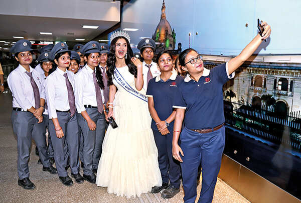 Vartika getting clicked with the lady drivers at the selfie point created at the Sachivalaya Metro Station (BCCL/ Farhan Ahmad Siddiqui and Aditya Yadav)