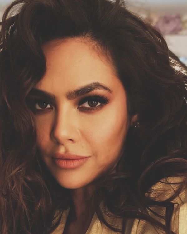 Pics Esha Gupta Flaunts Her Perfect Smokey Eye Make Up In Her Sensuous