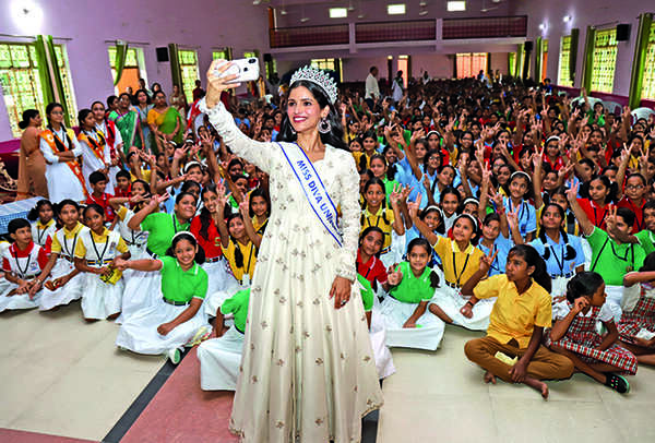 Vartika taking a selfie with students at her school (BCCL/ Aditya Yadav)