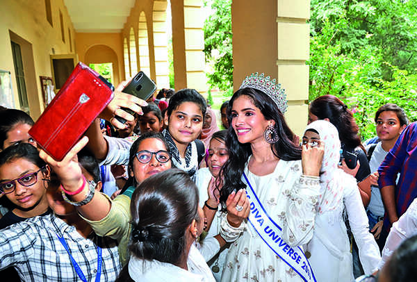 Students at IT College queueing up to get clicked with Vartika (BCCL/ Aditya Yadav)