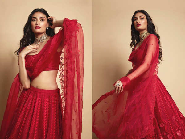 Shraddha Arya Dons Neon Lehenga On First Karwa Chauth, Flaunts 'Chooda' And  Customised 'Mehendi'