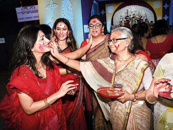 Malad-durga-puja-sindoor-khela---Sharvani-Bhattacharya-Shweta-Khanduri-Tanushree-Dutta-Biva-Das
