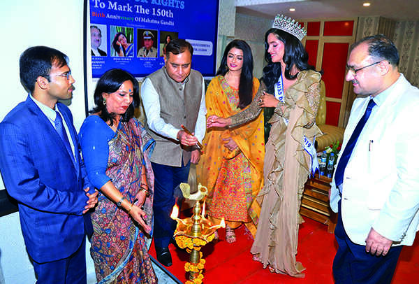 (L-R) Abha Singh, OP Singh, Bhagyashree and Vartika Singh (BCCL/ Farhan Ahmad Siddiqui and Aditya Yadav)