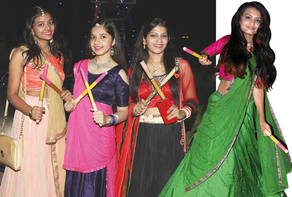 (L) Shruti, Anushka and Ananya (R) Sharmeen Fatima (BCCL/ Aditya Yadav)