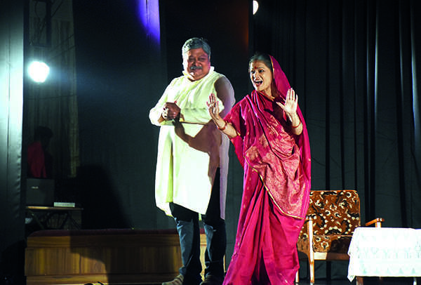 Prabhat Lahiri and Madhu Singh in a scene from the play (BCCL/ Vishnu Jaiswal)
