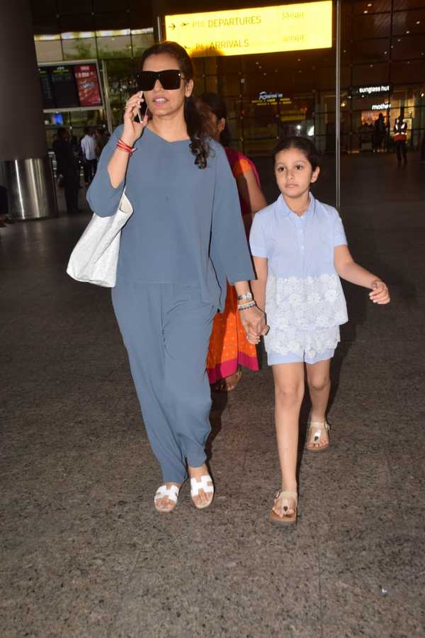 PHOTOS: Namrata Shirodkar And Her Cute Daughter Sitara Get Papped At ...