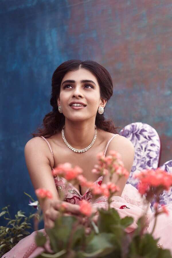 Hebah Patel Hot Photos & Sexy Video