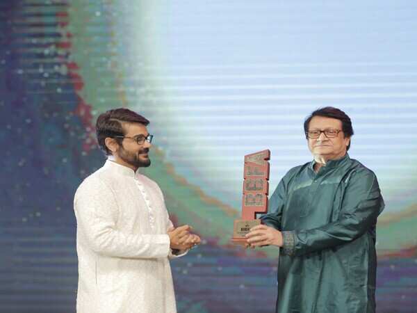 Ranjit Mallick receiving the Lifetime Achivement award from Prosenjit Chatterjee (1)