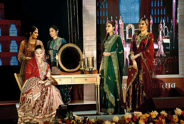 Amira Husain modelled a bridal collection in an innovative way (BCCL/ Vishnu Jaiswal)