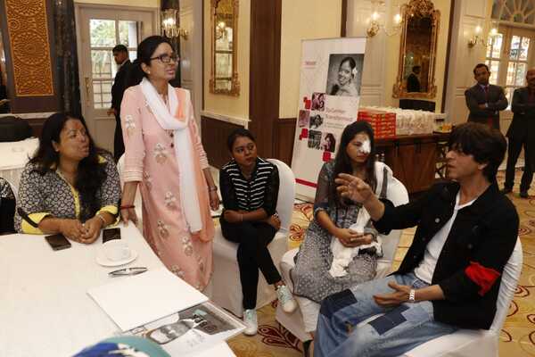 Photos: Shah Rukh Khan meets Acid attack survivors as a part of an ...