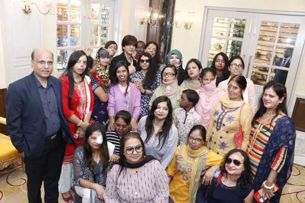 Photos: Shah Rukh Khan meets Acid attack survivors as a part of an ...