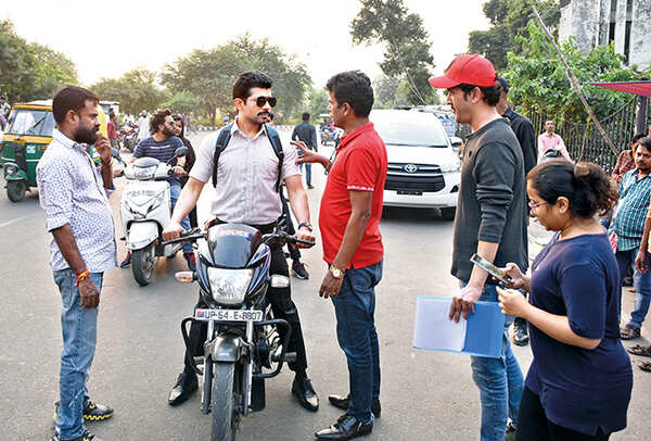 Director Susi Ganeshan (in red T-shirt) explaining the shot to Viineet (BCCL/ Farhan Ahmad Siddiqui)