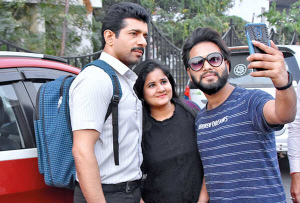 Fans gathered at the shoot location to get themselves clicked with the 'Saand Ki Aankh' actor (BCCL/ Farhan Ahmad Siddiqui)
