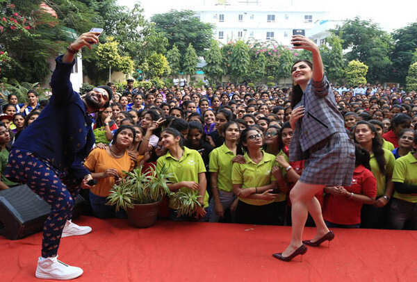 Vardhan and Shivaleeka promoted their film in a college and a University in Jaiput (7) - Copy