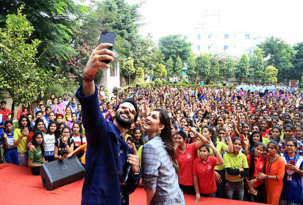 Vardhan and Shivaleeka promoted their film in a college and a University in Jaiput (5) - Copy