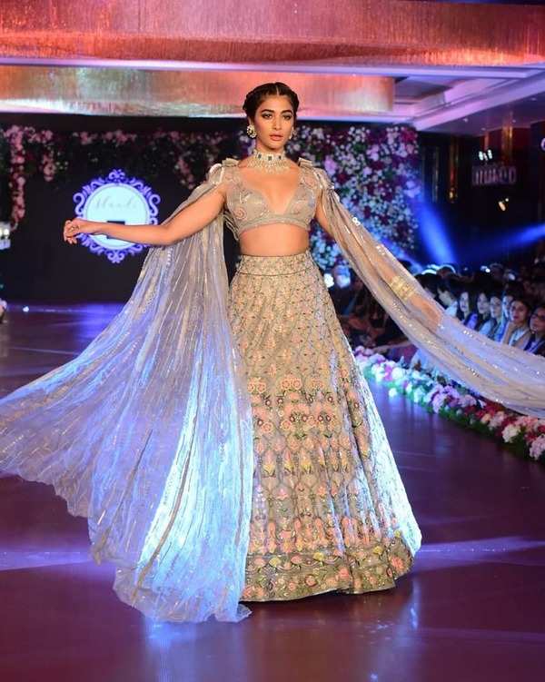 Showstopper Pooja Hegde steals the show with her stunning ramp walk in ...