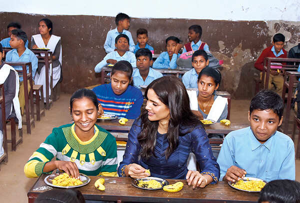 Vartika sat down with the students and had the mid-day meal of pulao and kheer served to them at the school (BCCL/ Farhan Ahmad Siddiqui)