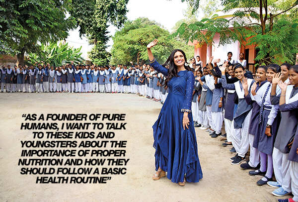 Vartika Singh was greeted with warmth and enthusiasm by students of the Navjeevan Intermediate College, Mohanlalganj, who lined up on both sides of the road to welcome her (BCCL/ Farhan Ahmad Siddiqui)